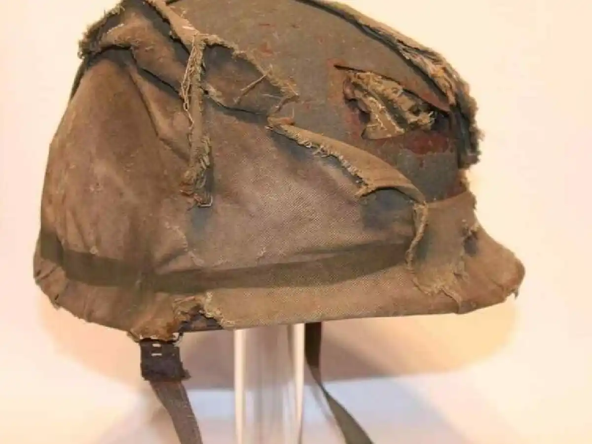 El embajador británico se involucró en el caso del soldado argentino que quiere recuperar el casco que lo salvó en Malvinas