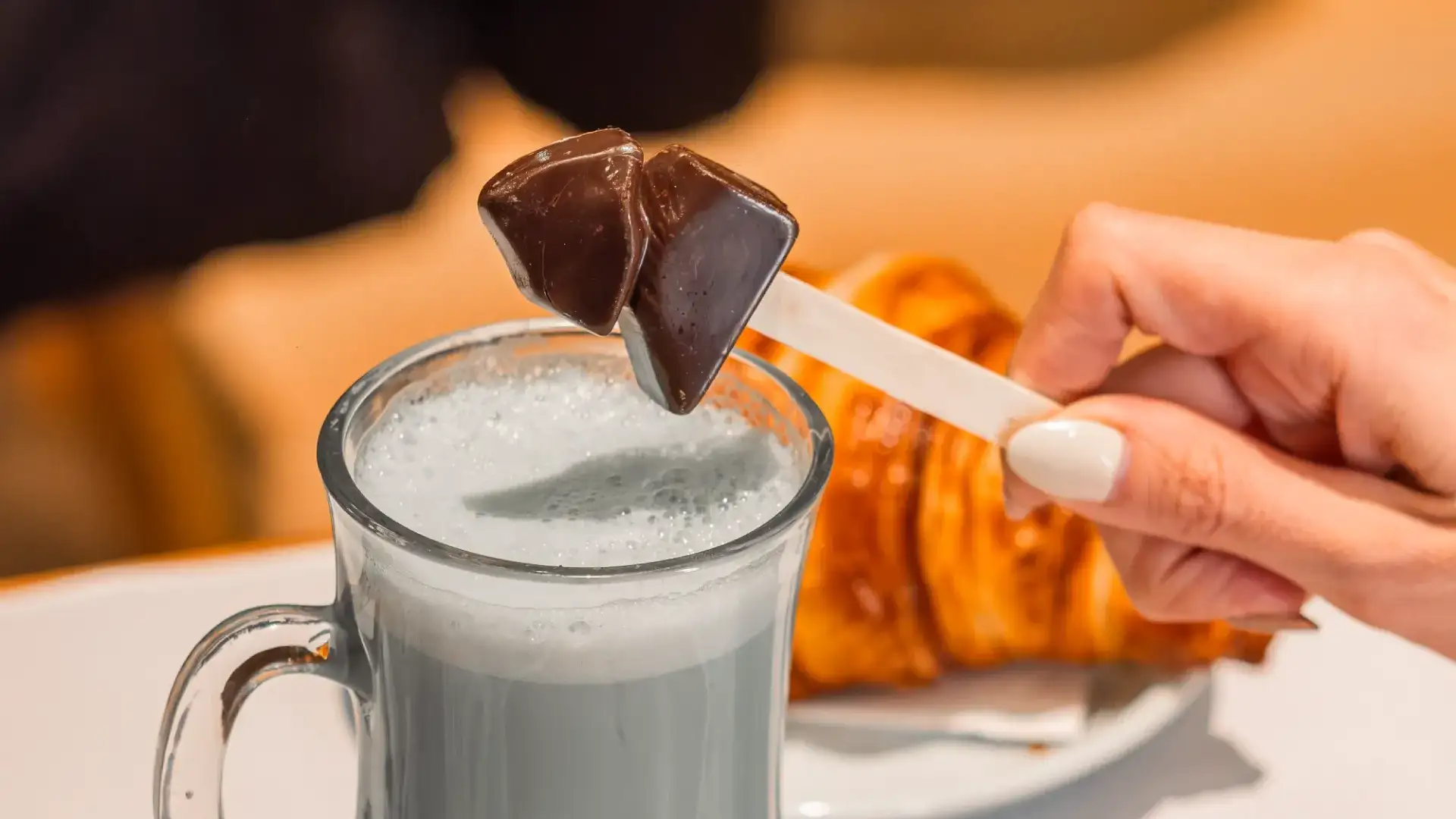 La propuesta recrea simbólicamente la caída de la Piedra Movediza a través de una experiencia artística y gastronómica.