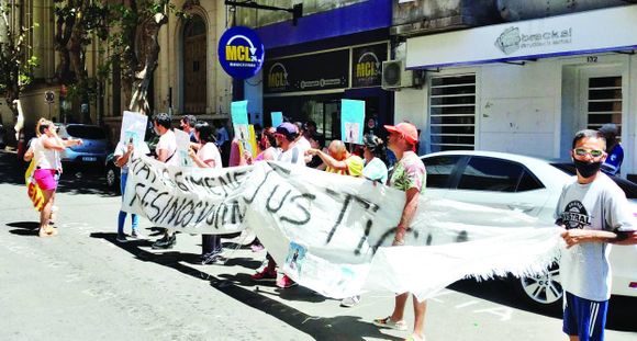 La familia marchó nuevamente en pedido de justicia