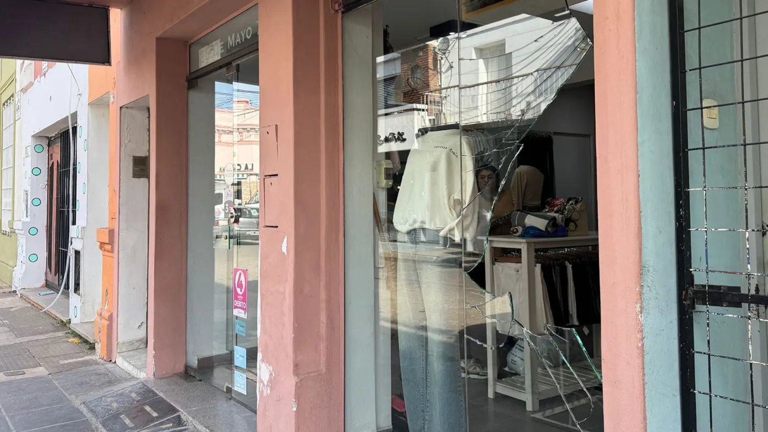 Una de las vidrieras del comercio fue violentada. Se llevaron prendas de vestir femenina.