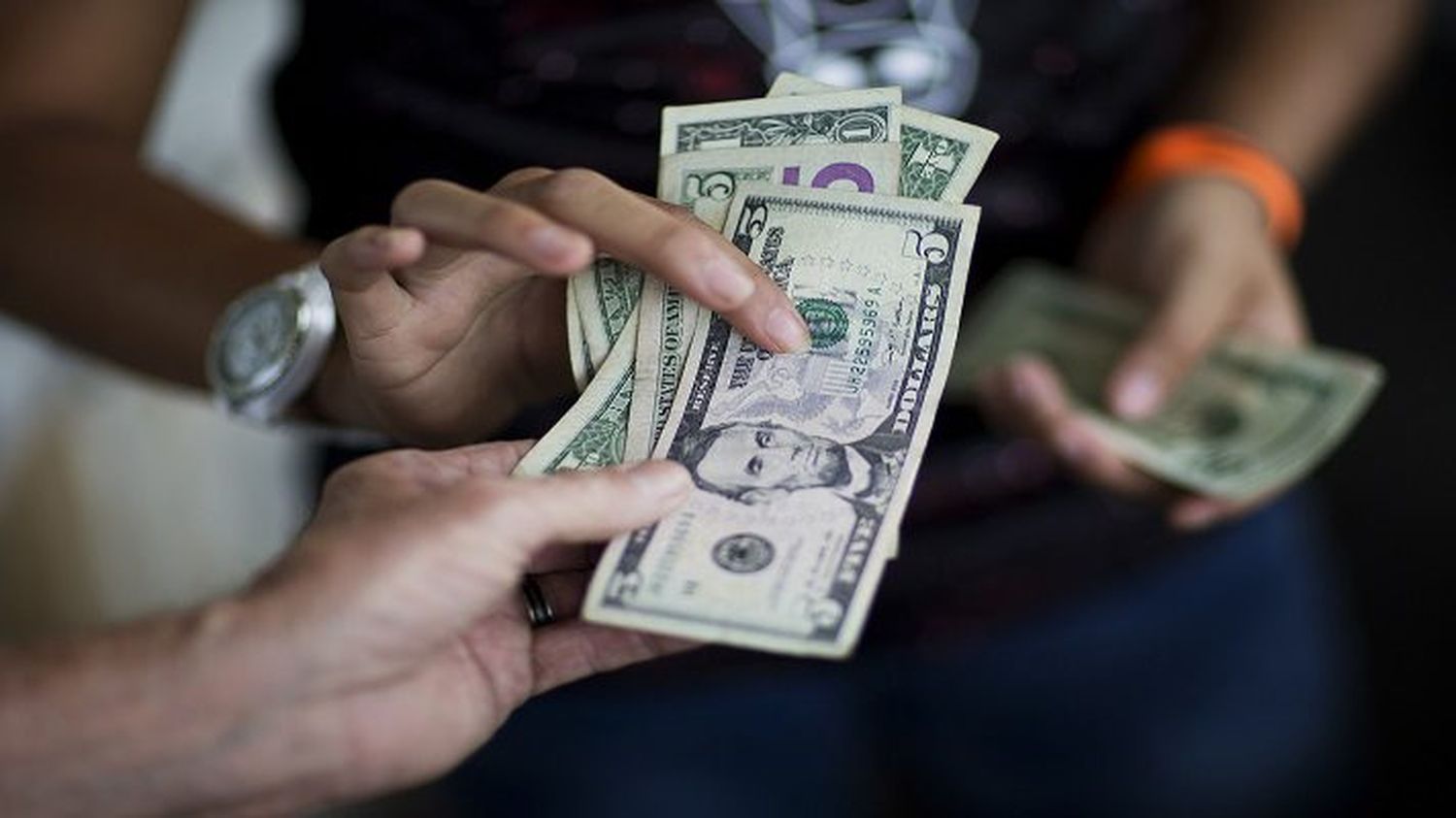 ¡A CAMINAR DERECHO! Comerciante que cobre el dólar por encima de la tasa del BCV irá a la CÁRCEL
