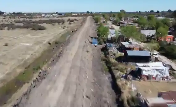 Trabajos de limpieza en el canal de Barrio Minuán