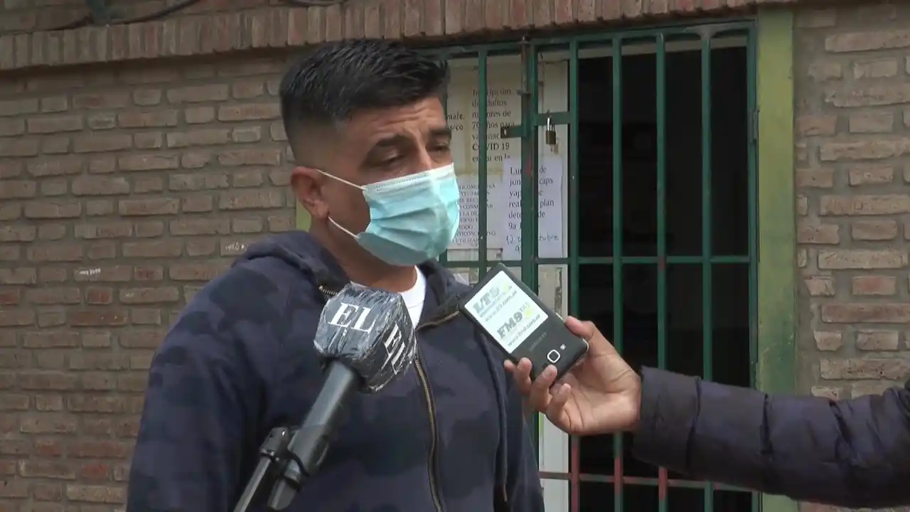 Abrazo de los vecinos al centro de salud de Cabaña Leiva