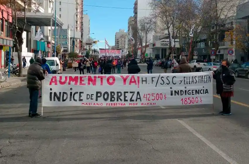 Video de la movilización en pleno centro: "Nos escuchan o vamos a un acampe por tiempo indeterminado"