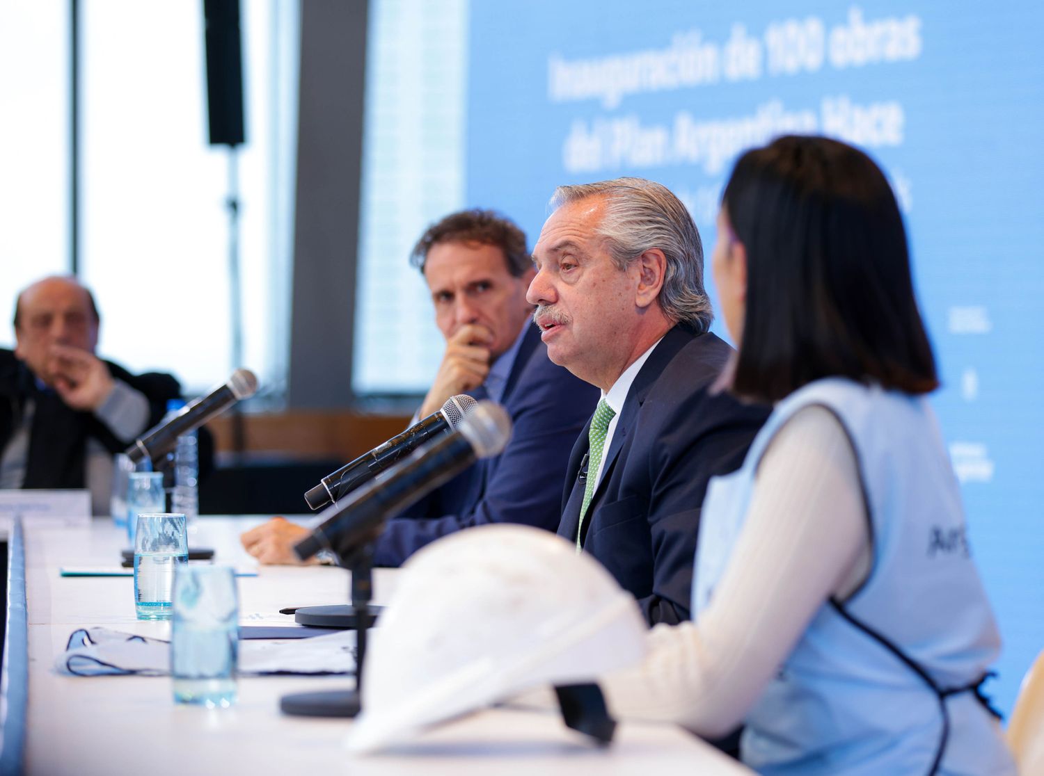 Alberto Fernández presidió la inauguración de cien obras en cien localidades.