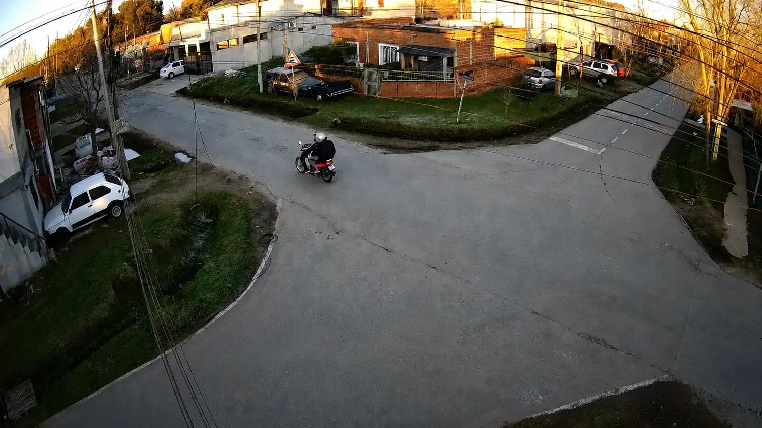 La huida de los sujetos quedó filmada por las cámaras. (Imagen captura de video, mejorada con IA)