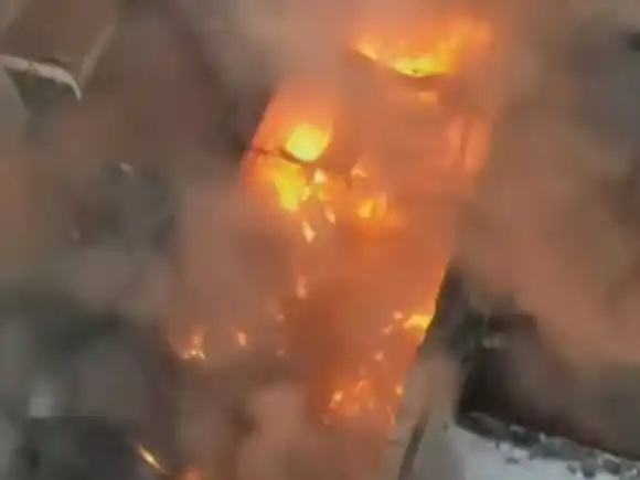 Se incendió una fábrica en La Matanza y evacúan a los vecinos