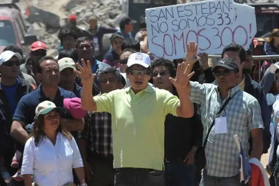 Indemnizarán a 31 de los 33 mineros chilenos atrapados en la mina de San José