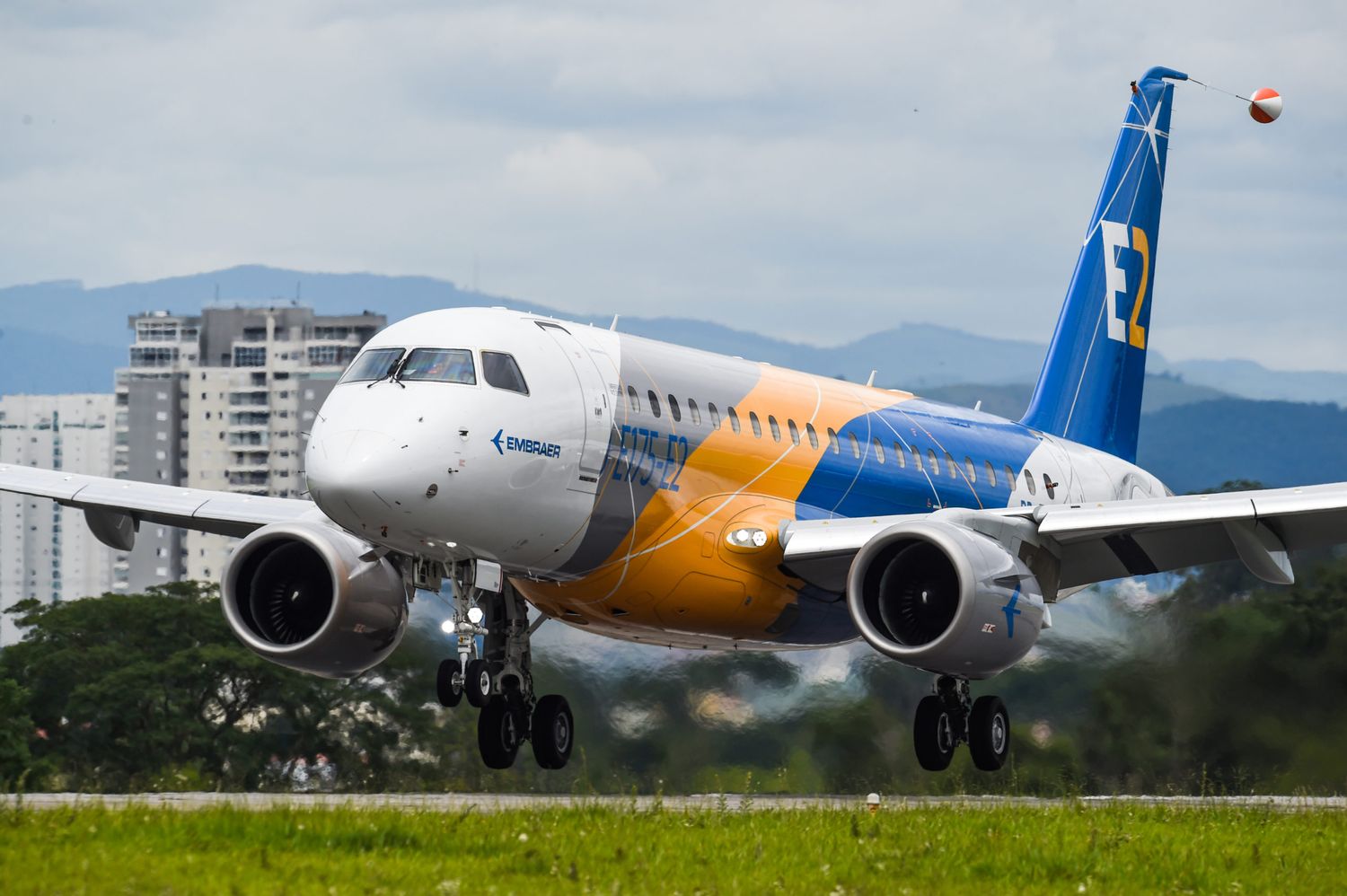 Poderoso el chiquitín: El Embraer E175-E2 completó su primer vuelo