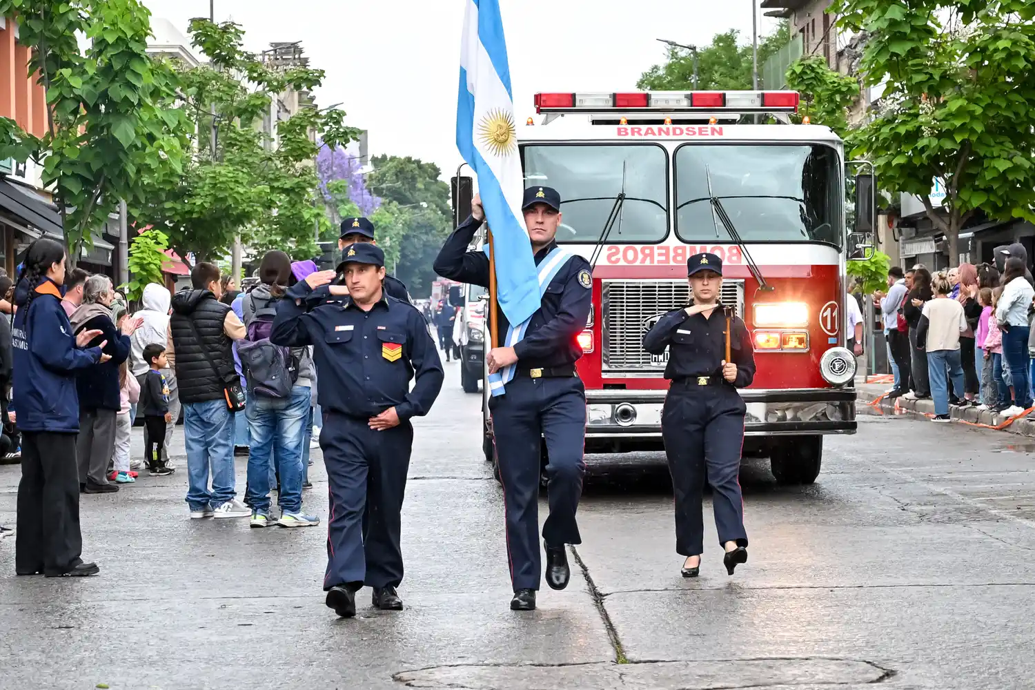 Chascomús celebró los 65 años de sus Bomberos Voluntarios con un emotivo desfile pese al mal tiempo