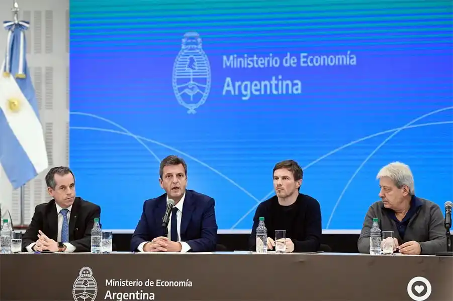 El Gobierno Nacional impulsa exportaciones automotrices en acuerdo con empresas y trabajadores