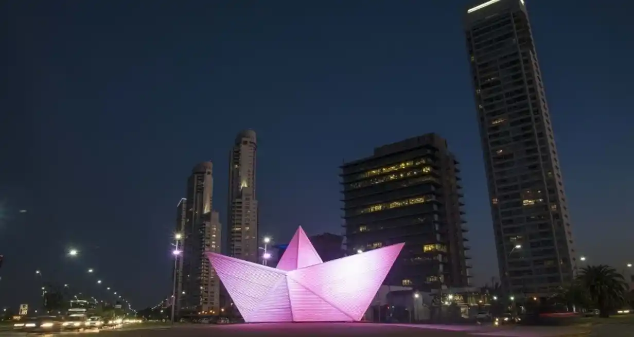 Los lugares donde se utiliza esta tecnología son el Monumento Nacional a la Bandera (avenida Belgrano y Córdoba); el Barquito de Papel (rotonda de avenida Carballo y avenida Francia); el Corpóreo Rosario (Moreno y el río, Parque de las Colectividades); la Fuente de las Utopías (bajada Sargento Cabral y avenida Belgrano) y la Fuente de La Favorita (bulevar Oroño y avenida Dante Alighieri).