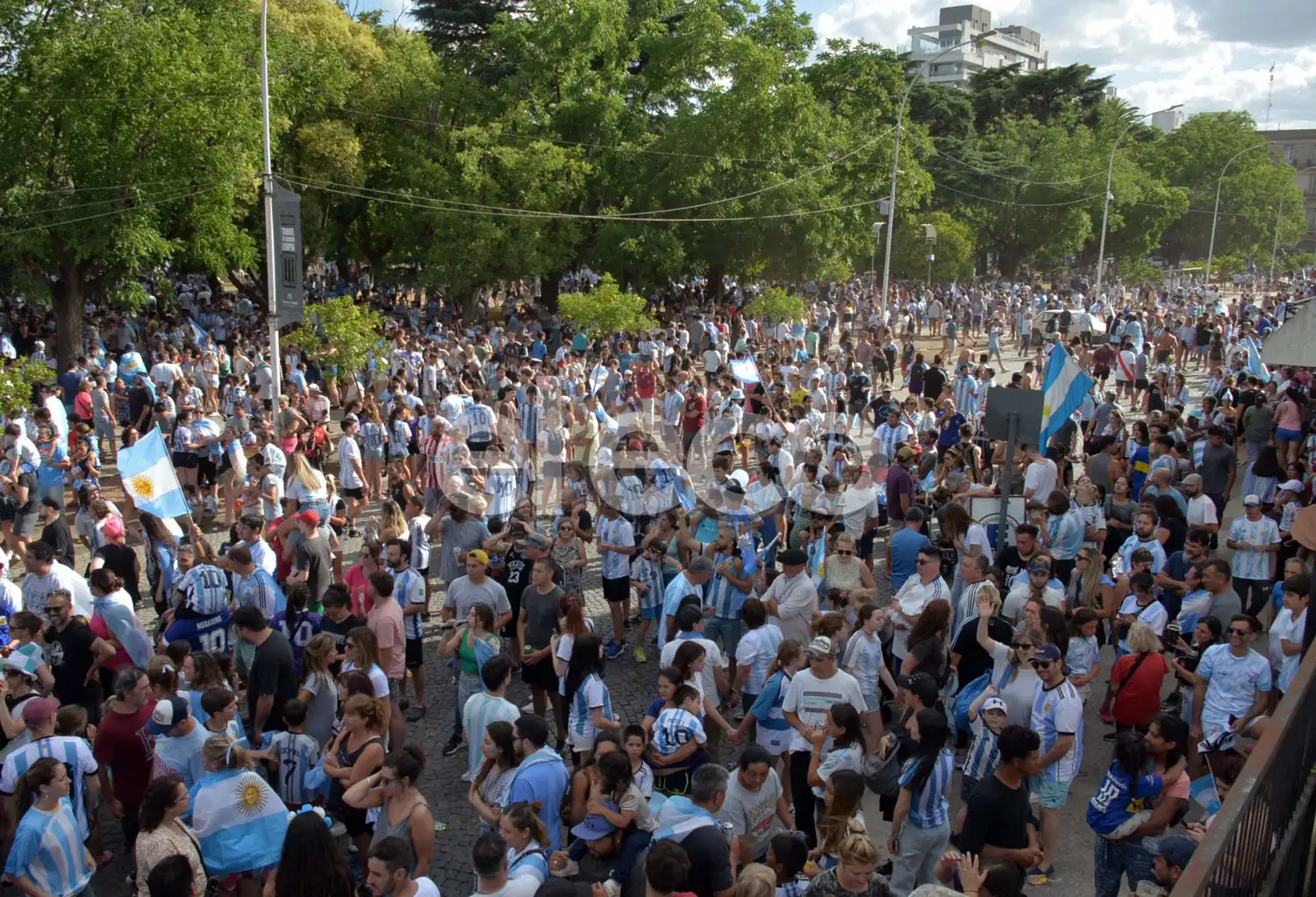 Sobre Pinto, una multitud llegó a la zona céntrica.