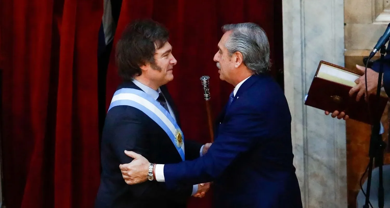 Alberto Fernández junto a Javier Milei en el traspaso de mando. Crédito: Matias Baglietto/Reuters