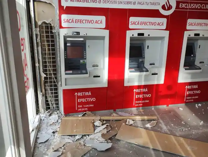 Día de furia en Mar del Plata: No pudo extraer dinero de cajeros automáticos y rompió todo