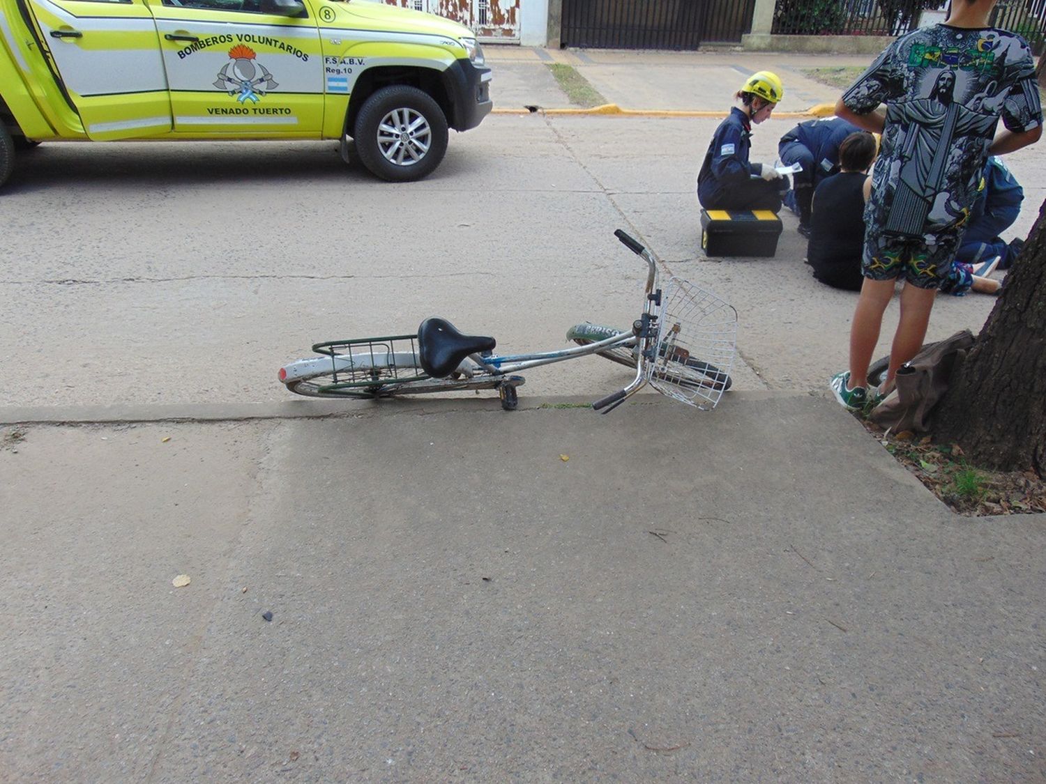 Bomberos atendieron al menor herido.