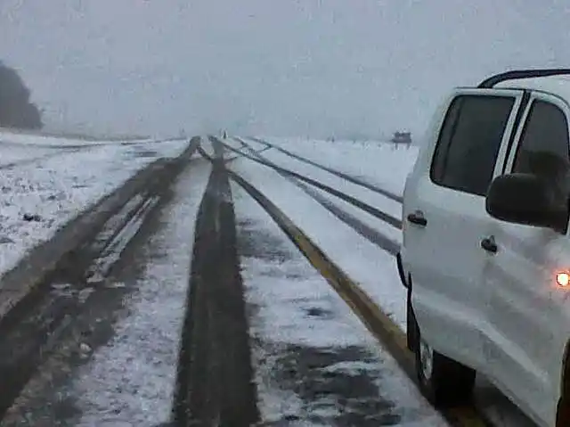 Pese a la nieve, habilitan provisoriamente el tránsito en la Ruta 76 en Sierra de la Ventana