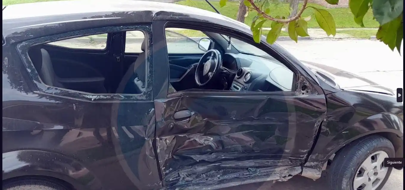 En calles 22 y 71. Fuerte colisión entre dos vehículos dejó el saldo de menor lesionado