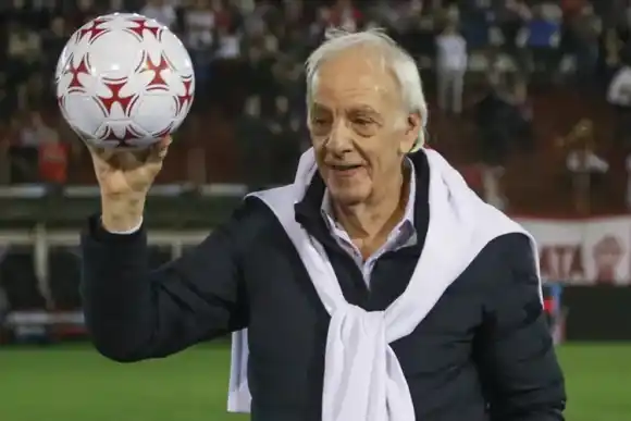 Menotti permanece internado y continúa la preocupación por su estado de salud