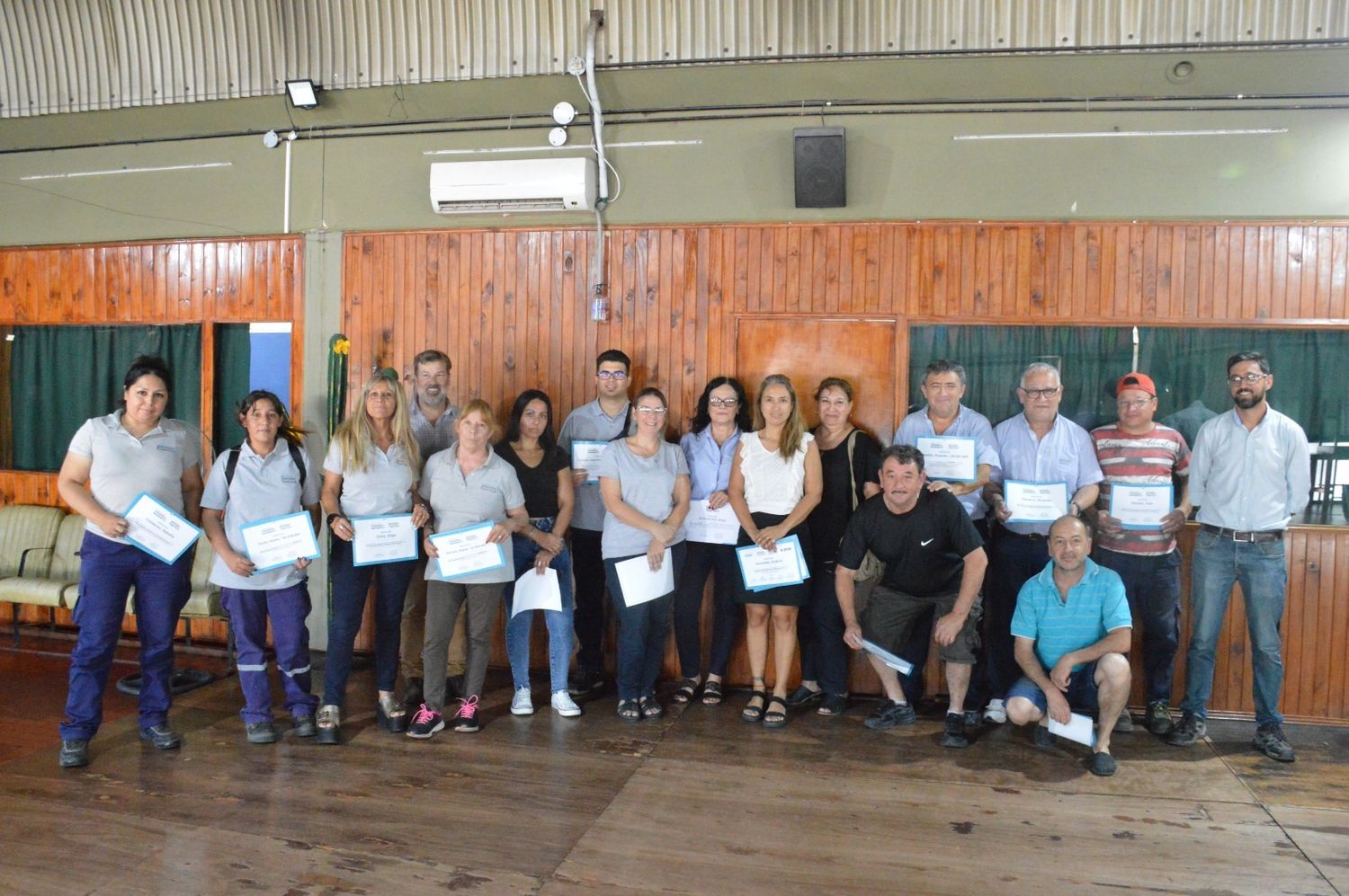 Los participantes posaron con sus diplomas.