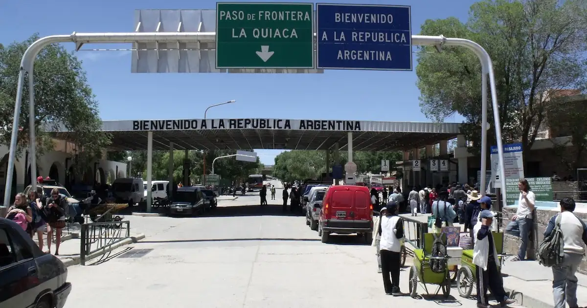 Una de las medidas centrales es la creación de las Unidades de Seguridad Migratoria, las cuales funcionarán en el ámbito de la Gendarmería Nacional Argentina, la Policía de Seguridad Aeroportuaria, la Policía Federal Argentina y la Prefectura Naval Argentina.