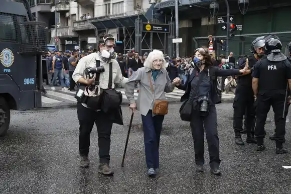 Violenta represión: Incidentes y detenidos durante la marcha de jubilados contra el gobierno