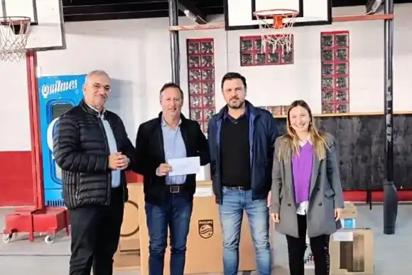 Calvo en el Club Ferrocarril del Estado junto a representantes institucionales