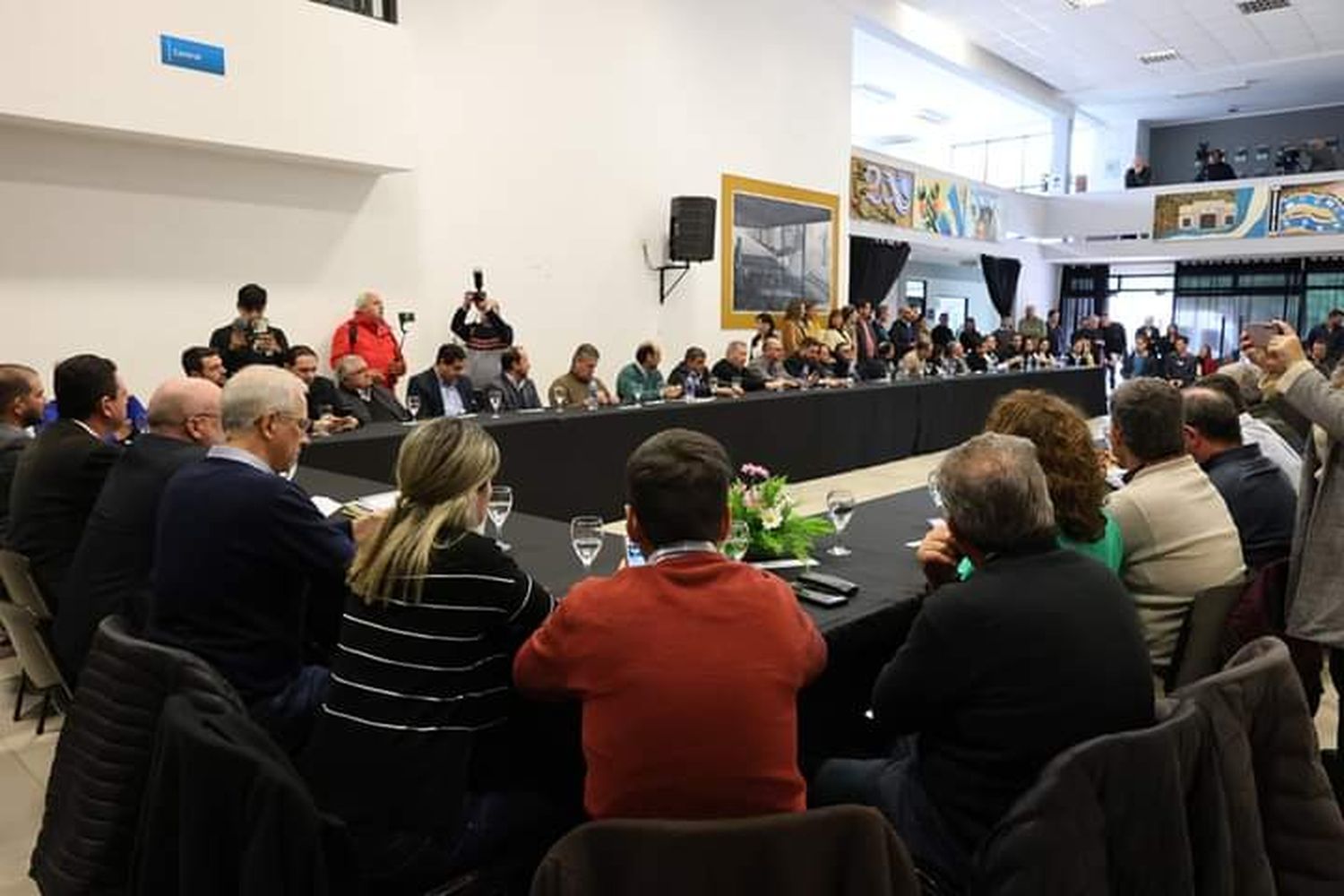 La Casa del Bicentenario de la ciudad de Malabrigo albergó el encuentro que mantuvieron funcionarios políticos y representantes del fuerzas vivas de la provincia con los Defensores del Pueblo de Santa Fe y Chaco.