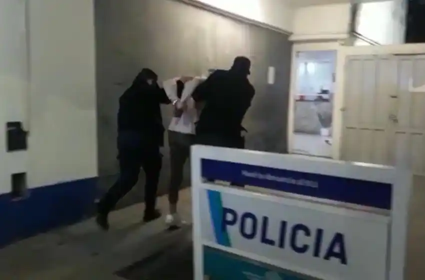 Robó en un comercio, golpeó al sereno y lo detuvieron a metros