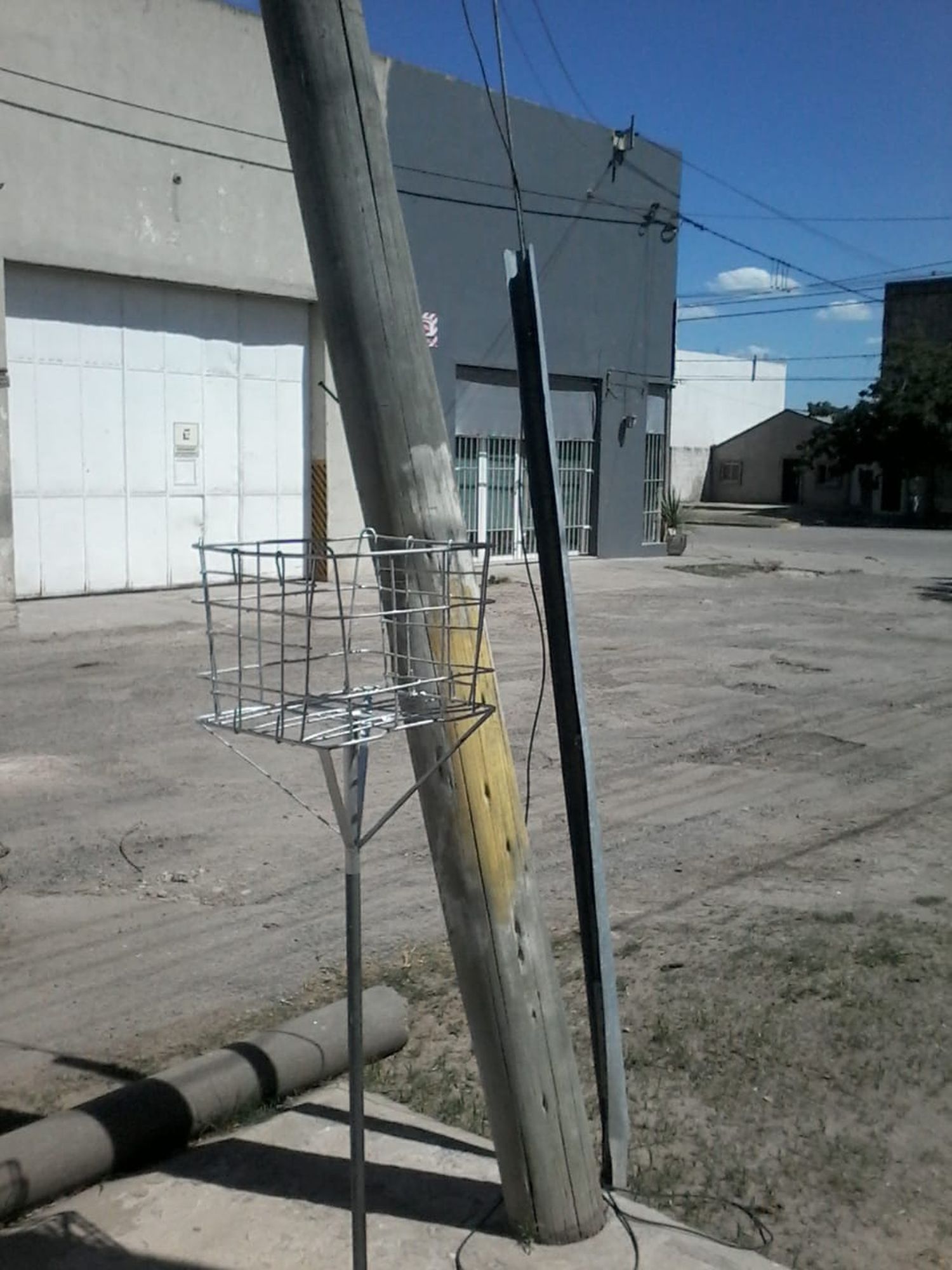 Poste que se cae
