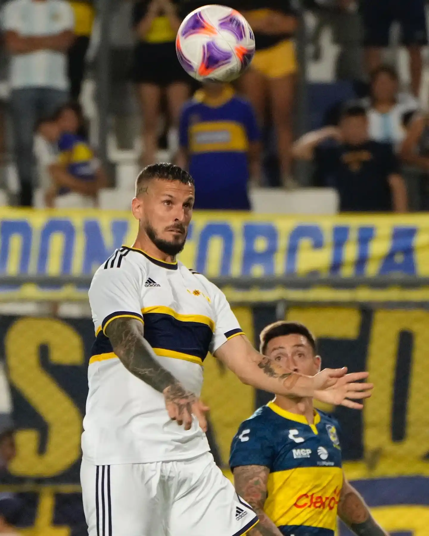 Benedetto va al cabezazo.