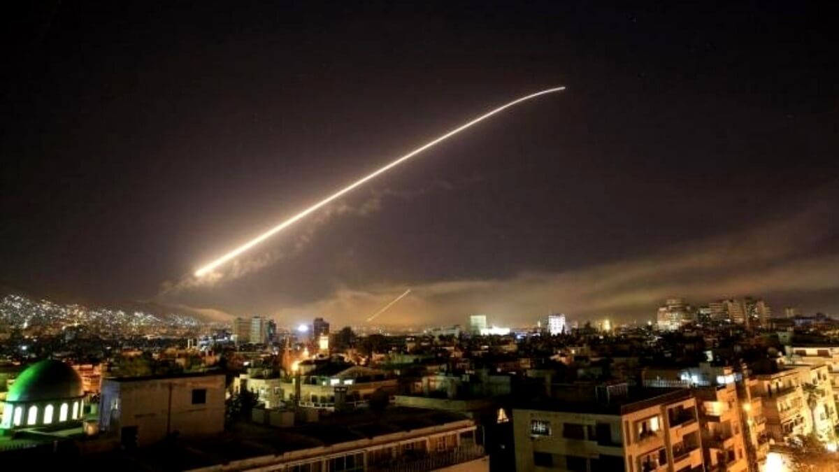 ENTRE TERREMOTOS Y ATENTADOS Siria no ve luz: bombardeo israelí deja 15 muertos