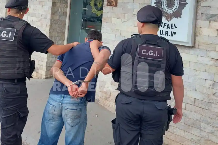 Intentó robarse una bicicleta en frente de la escuela normal, lo vieron los vecinos y se dio a la fuga: terminó detenido en la comisaría