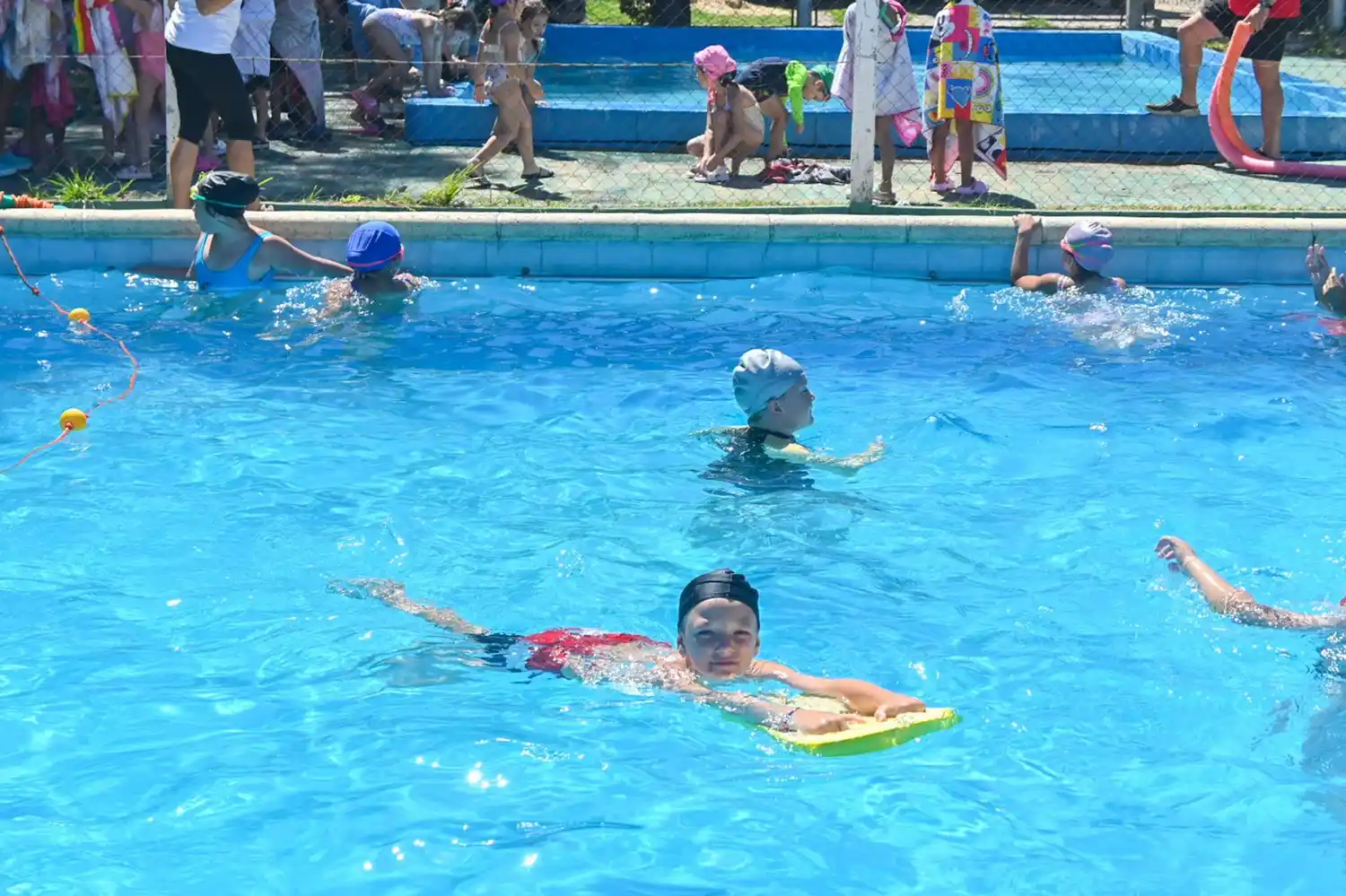 36.000 niños, niñas y adolescentes aprendieron a nadar en las Escuelas de Verano de la Provincia