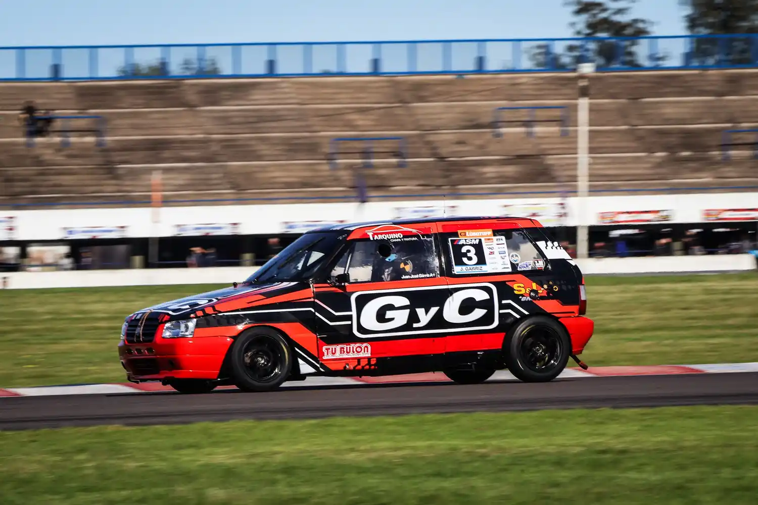 Juanchi Gárriz lideró la primera final del Fiat Uno ASM en La Plata antes de un revés mecánico; la segunda final se corre a las 15