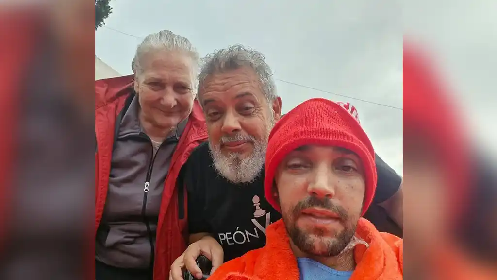 El fotógrafo Pablo Grillo junto a su familia