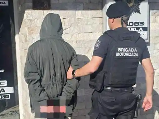 Vio a un sospechoso en la casa de una vecina y avisó enseguida a la policía