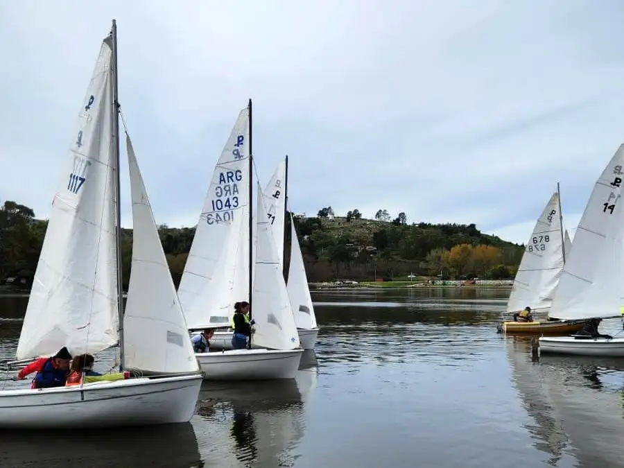 Una imagen de las regatas corridas el domingo en el Lago del Fuerte.