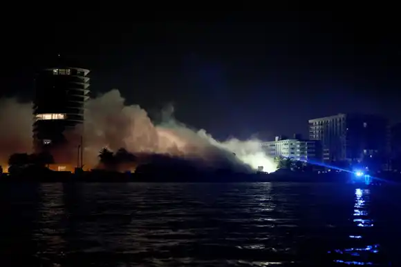 ¡DEMOLIDO! Edificio de 12 pisos de Surfside, cerca a Miami beach