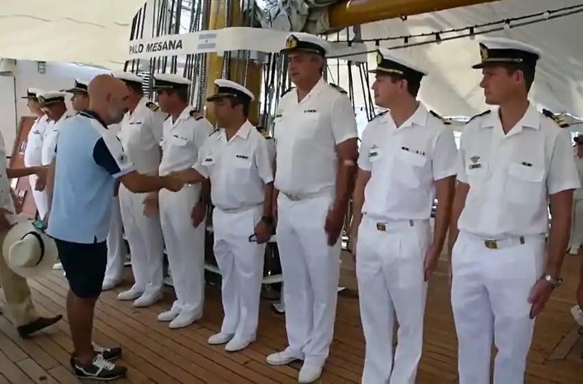 El embajador argentino recibió de bermudas y zapatillas a la Fragata ARA Libertad