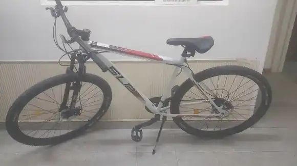Paseando en bici, sacó un arma de fuego y amenazó a una persona: terminó en la comisaría