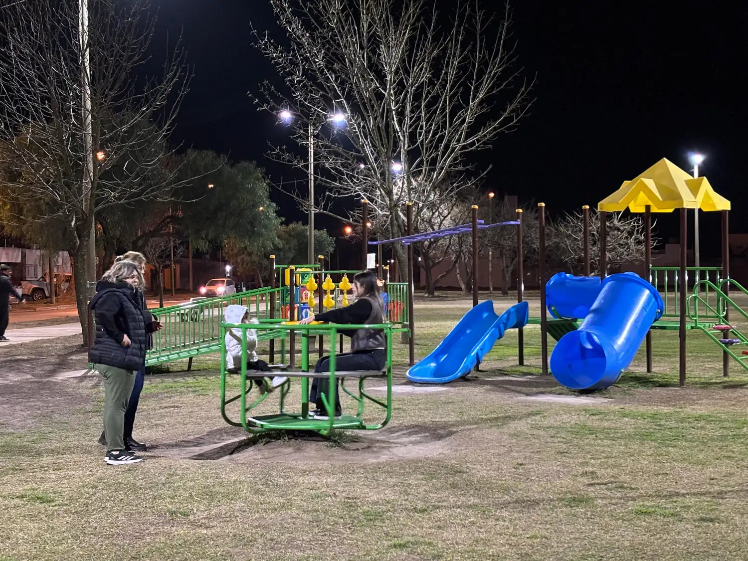 La plaza cuenta con juegos nuevos.