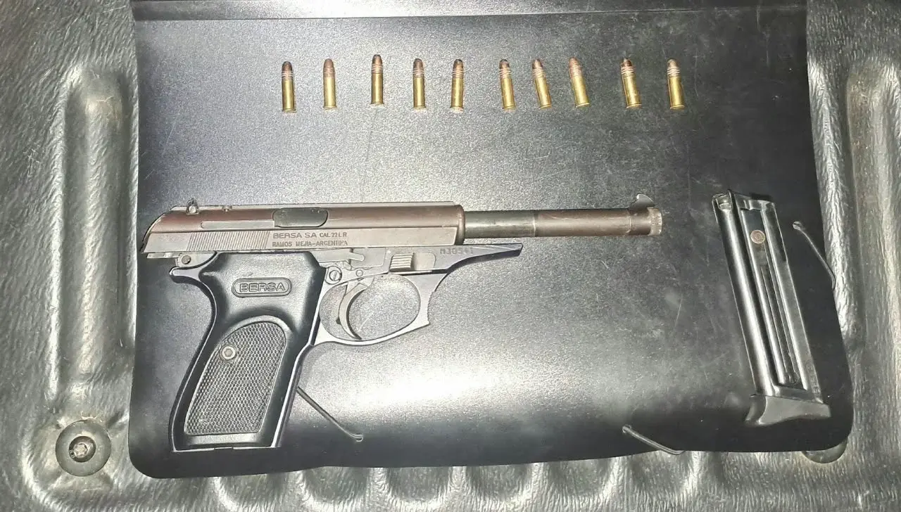 Buscan a un ciclista que escapó de la policía y tiró una pistola cargada en el patio de una vecina de barrio Las Flores