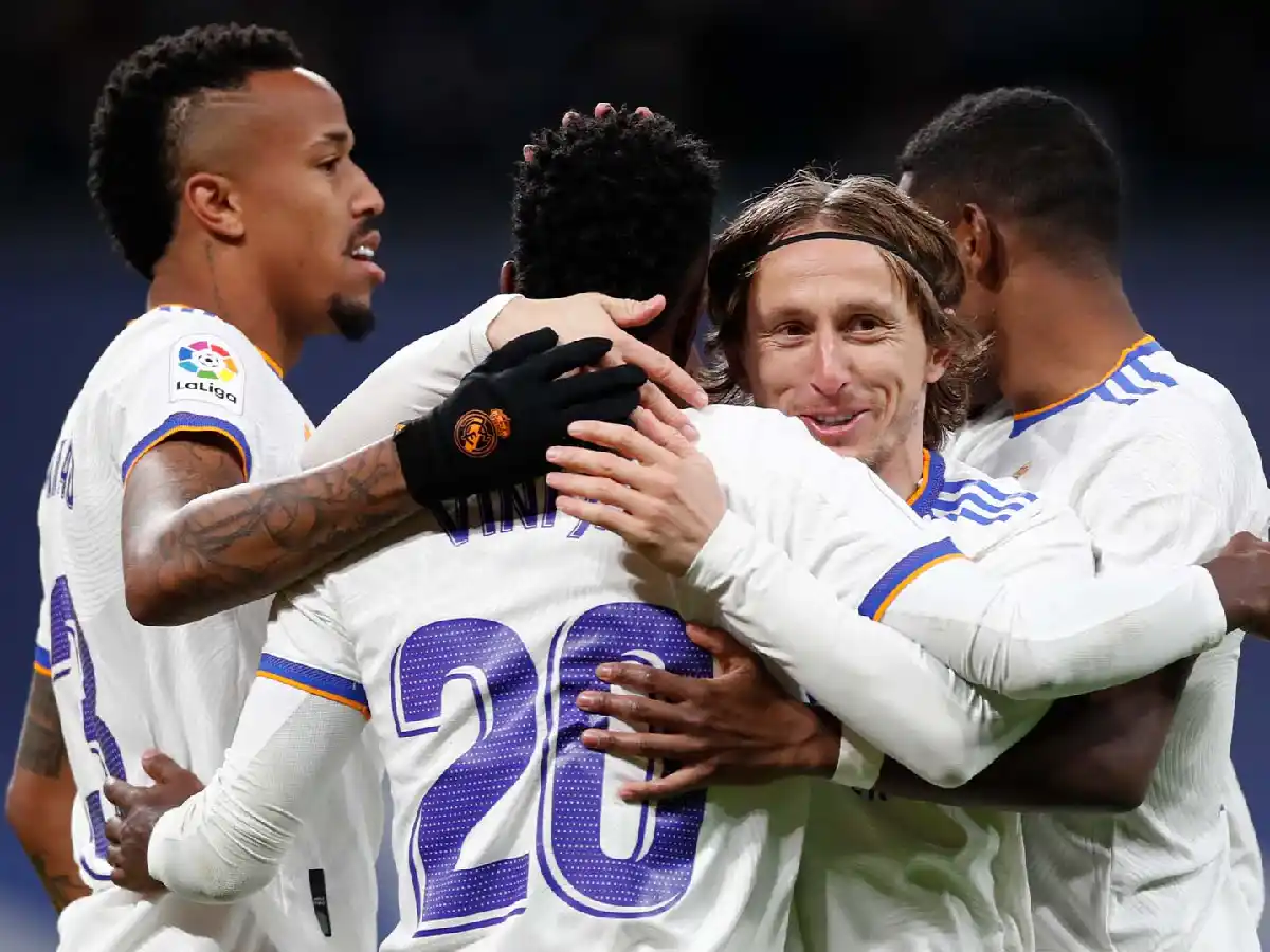 Real Madrid goleó a Valencia y se afirma en la punta