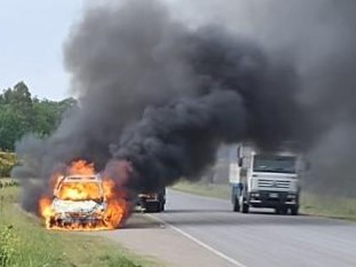 Un Chevrolet Zafira se consumió en llamas.