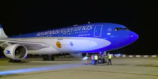 Llegó el vuelo de Aerolíneas con más de 900 mil dosis de la vacuna china Sinopharm 