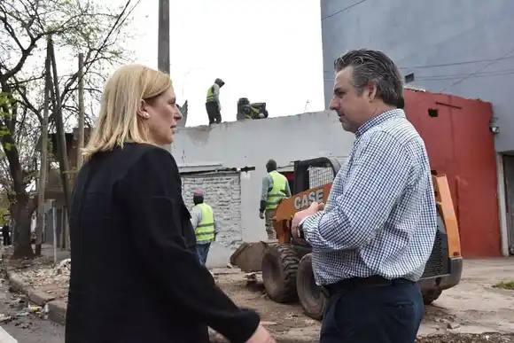 La vicegobernadora participó en Rosario del derribo de un inmueble ligado a una facción de la banda de “Los Cantero”