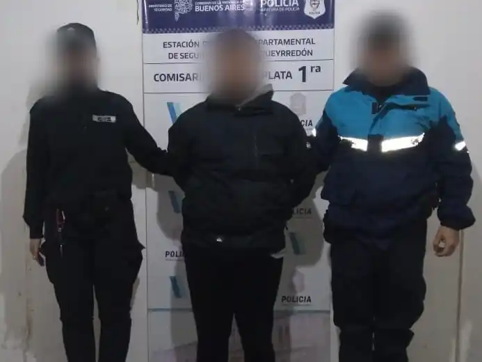 También vandalizaron varios autos en la zona de avenida Libertad y España.