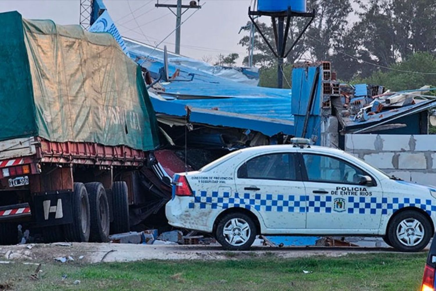 Identificaron al camionero fallecido tras chocar puesto caminero y dieron el alta a los policías heridos