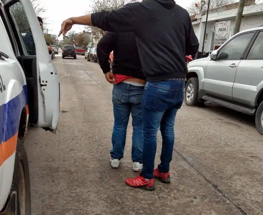 Detuvieron a un joven que asaltó armado una casa